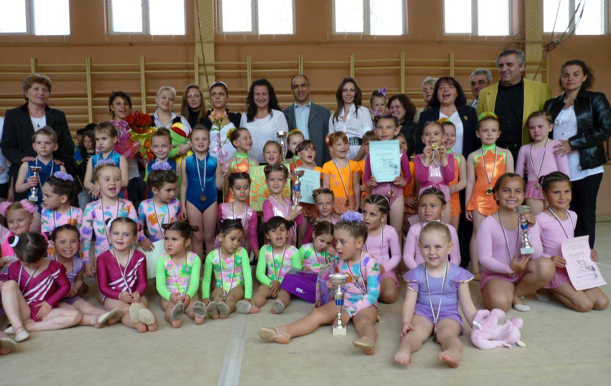  В Деня на националните будители - 1 ноември, Лили Николова - треньор по художествена гимнастика и ръководител на ЖКХГ „ Анелия “, почетен жител на общината за изключителни заслуги в региона на спортния живот и принос в разпространение името на гр. Мездра (2016 г.), навърши 70 години 